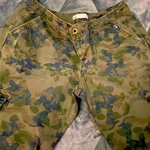 Women’s Old Navy Capri Pants Camouflage